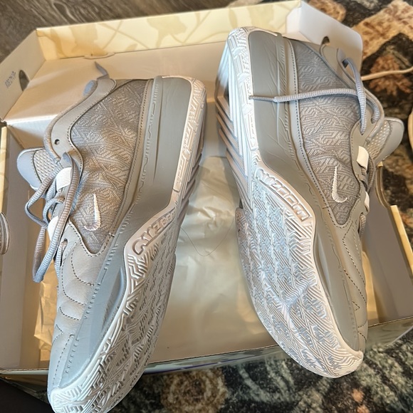 Men’s Nikes - Picture 3 of 5